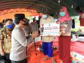 Tinjau Posko Kesehatan Jombang, Kapolda Jatim Berikan Bantuan Sosial