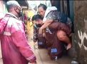 Kapolsek Gendong Hingga Didorong Gerobak Evakuasi Korban Banjir