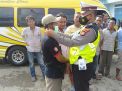 Anggota Satlantas Polres Sampang Bagikan Ratusan Masker Gratis
