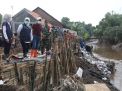 Khofifah Segera Bangun Plengsengan Permanen dan Bronjong Atasi Banjir