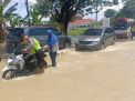 Akibat Banjir, Polsek Benjeng dan Koramil Bantu Dorong Motor Mogok