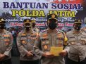 Polda Jatim Serahkan Bansos pada Korban Banjir Bandang di Provinsi NTT