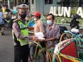 Media Online GOP News - Polres Gresik Berbagi Takjil, Masker dan Beras