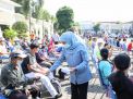 Khofifah Berbagi 200 Paket Sembako, Beri Perhatian Wong Cilik