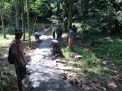 Dinilai Lambat Benahi Jalan Saluyu, Warga Berinisiatif untuk Membenahi