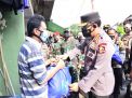 Kapolri - Panglima TNI Sosialisasi Vaksin Keliling dan Serahkan Bansos