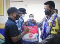 Kapolres Malang Salurkan Paket Sembako ke Aremania di Stadion
