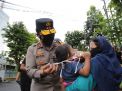 Kapolda Jatim Bagi Beras dan Kenakan Masker ke Anak Kecil