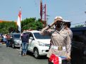 Polisi Bagikan Bendera Merah Putih dan Nyanyikan Lagu Indonesia Raya