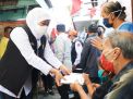 Khofifah Door to Door Bagi 250 Paket Sembako dan Sapa Warga Joyoboyo