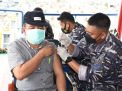 HUT TNI AL Kodiklatal Lakukan Vaksin ke-2 ABK Kapal Niaga Tanto Subur