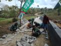 Satgas TMMD ke-112 Kodim 0826 Pamekasan Gotong Royong Pasang Paving
