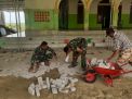 Satgas TMMD ke-112 Kodim 0826 Pamekasan Lanjutkan Pasang Paving Masjid