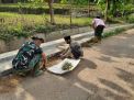 Satgas TMMD ke-112 Kodim 0826 Pamekasan Bareng Warga Bersihkan Jalan