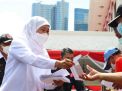 Khofifah Bagi Ratusan Paket Sembako, Provinsi Jatim Masuk Level 1
