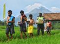 Bhabinkamtibmas Jangkau Anak Desa dengan Mobil Cerdas Kampung Sinau