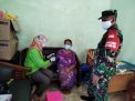 Babinsa dan Nakes Datangi Warga Cerme Beri Vaksin Lansia Door to Door