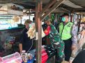 Babinsa Koramil Tandes Lakukan Ops Yustisi PPKM dan Bagikan Masker