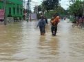 Ditengah Banjir Koramil Benjeng Bantu Ibu dan Anak