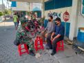 Babinsa Koramil 0831/03 Gubeng Patroli dan Komsos di Wilayah