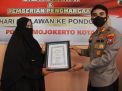 Kapolresta Mojokerto Cek Vaksin ODGJ, Beri Penghargaan Pengasuh Pondok