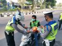 Personil Gabungan Polres Gresik Ops Zebra Semeru dan Berbagi Masker