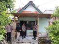 Bhabinkamtibmas Polresta Mojokerto Bedah Rumah Mbah Siti Badriah