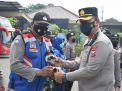 Kapolresta Sidoarjo Beri Penghargaan Anggota Polri, TNI dan Masyarakat Berprestasi