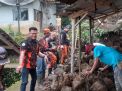 Pemuda Pancasila PAC Buahdua Gelar Baksos ke Warga Terdampak Bencana Longsor di Cikurubuk