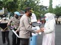 Kapolres Sampang Serahkan 3 Motor Undian Doorprize Vaksin Serentak