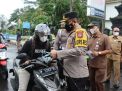 Kapolres Bondowoso Bagi Masker, Ingatkan Prokes dan Patuh Aturan Lalin