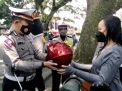 Polresta Malang Kota Beri Helm Gratis Saat Gelar Ops Keselamatan Semeru 2022
