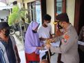 Kontribusi Polres Ngawi Ingin Akhiri Pandemi, Mulai Berbagi Sembako Hingga Gendong Lansia
