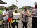 Polres Blitar Kota Peduli Supeltas Penjaga Perlintasan KA Tanpa Palang Pintu