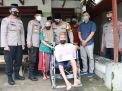 Polresta Mojokerto Berikan Kursi Roda dan Bantuan Rehab Rumah ke Mbah Karmaen