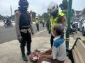 Kapolres Beri Santunan Pedagang Asongan yang Memiliki Kekurangan Fisik