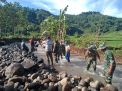 Danramil 1001 SU Pimpin Kerja Bhakti Bersama Warga Pasca Jebolnya Tanggul