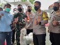 Kapolda Jatim Bagi Doorprize Kambing saat Vaksin Presisi di Lumajang