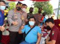 Kapolres Cek Vaksin Karyawan PT Forindo Prima Perkasa di Perbatasan Gresik