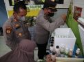 Kapolsek Manyar Bagi Takjil ke Pemulung Usai Borong Cendol Daun Kelor
