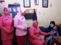 Kapolres Kediri dan Istri Peduli, Peluk Bocah Lumpuh Usai Beri Bantuan