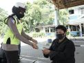 Polwan Polres Gresik Bagi Masker di Terminal Bunder