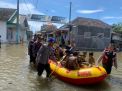 Polres Probolinggo Bantu Evakuasi Warga Terdampak ROB Gunakan Perahu Karet