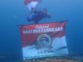 Satpolair Polresta Banyuwangi Peringati HUT Bhayangkara ke-76, Kibarkan Bendera Merah Putih di Bawah Laut