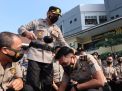 Sambut HUT Bhayangkara ke-76, Kapolres Tanjung Perak Pimpin Upacara Kenaikan Pangkat