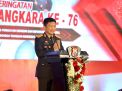Puncak HUT Bhayangkara ke-76, Kapolda Jatim Anugerahkan Penghargaan Tan Hana Dharma Mangrva