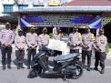 Kapolres Tanjung Perak Pimpin Upacara Pemberian Penghargaan dari Baharkam Polri Program Bos-V2