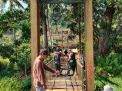 Koramil 1003 Tanjungsari, Kodim 0610 Sumedang Bersama Warga Kerjabakti Renovasi Jembatan Gantung