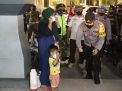 Ciptakan Kamtibmas Kondusif, Polres Gresik Bagi Masker dan Gelar Patroli Skala Besar