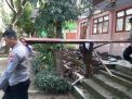 Petugas Kepolisian Bersama Warga Bersihkan Puing Atap Sekolah yang Ambruk
